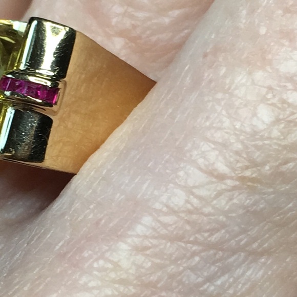 Elegant 14k Gold Gemstone Ring with a beautiful faceted Peridot & Rubies - Picture 11 of 16